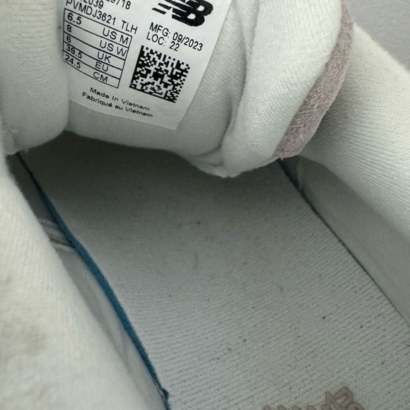 New Balance 9060 - Women’s Size 8 - Picture 5 of 6